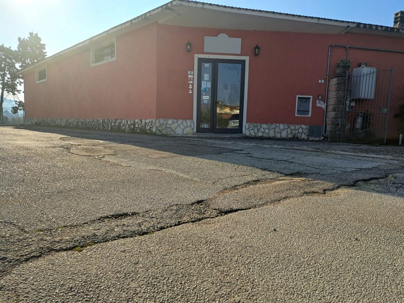 Negozio in Affitto a Cervaro, 400€, 45 m²