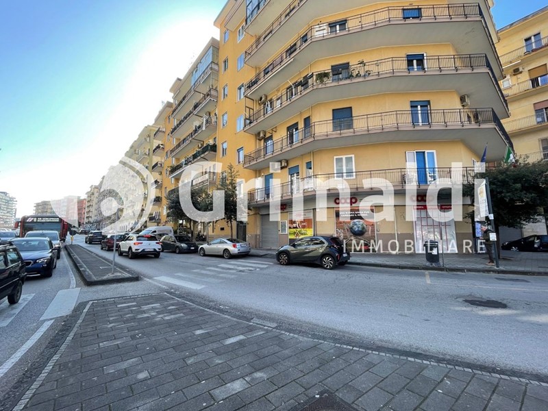 Negozio in Affitto a Salerno, 6'500€, 750 m²