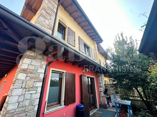 Villa bifamiliare in Vendita a Concesio, 448'000€, 248 m², arredato