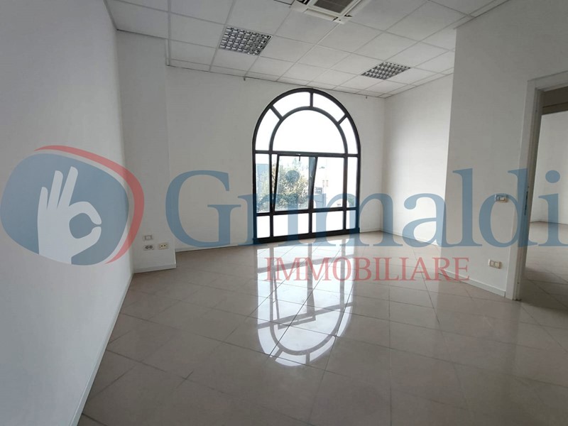 Ufficio in Affitto a Corciano, 1'500€, 158 m²