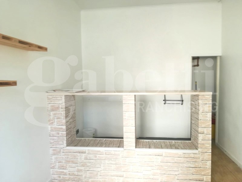 Negozio in Affitto a Portici, 700€, 17 m²