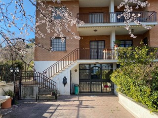 Casa Semi Indipendente in Vendita a Tivoli, 239'000€, 170 m², con Box