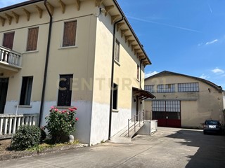 Casa Indipendente in Vendita a Monteforte d'Alpone, 345'000€, 360 m², con Box