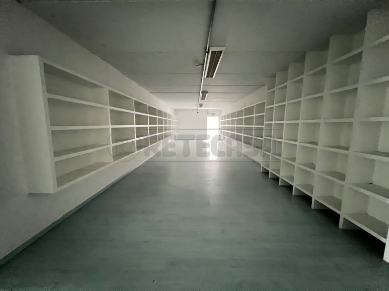 Immobile commerciale in Affitto a Cassola, 8'000€, 2600 m²