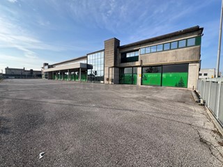 Immobile commerciale in Affitto a Cassola, 8'000€, 2600 m²