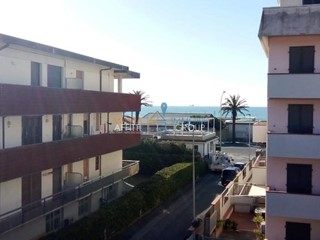 Quadrilocale in Vendita a Carrara, zona Marina Di Carrara, 269'000€, 66 m², arredato