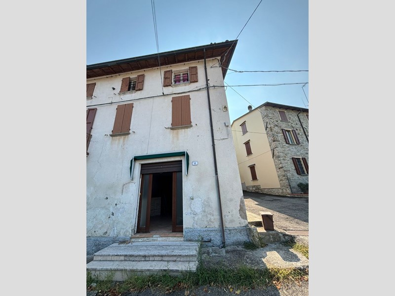 Appartamento in Vendita a Fornovo di Taro, zona Piantonia, 90'000€, 122 m²
