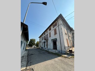 Appartamento in Vendita a Fornovo di Taro, zona Piantonia, 90'000&euro;, 122 m²
