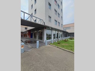 Immobile commerciale in Affitto a Medesano, 2'000€, 126 m²