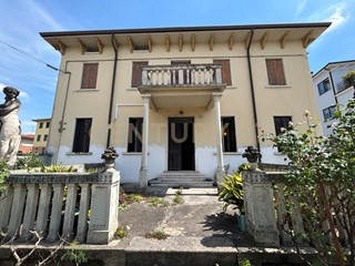 Casa Indipendente in Vendita a Monteforte d'Alpone, 190'000€, 360 m², con Box