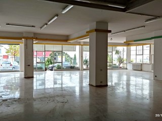 Immobile commerciale in Vendita a Montegranaro, 128'000€, 290 m²