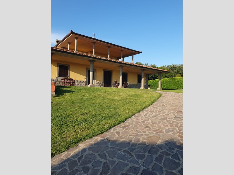 Villa in Vendita a Viterbo, 500 m²