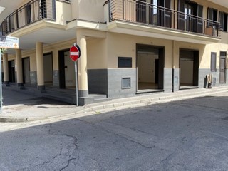 Negozio in Affitto a Frattaminore, 650€, 55 m²