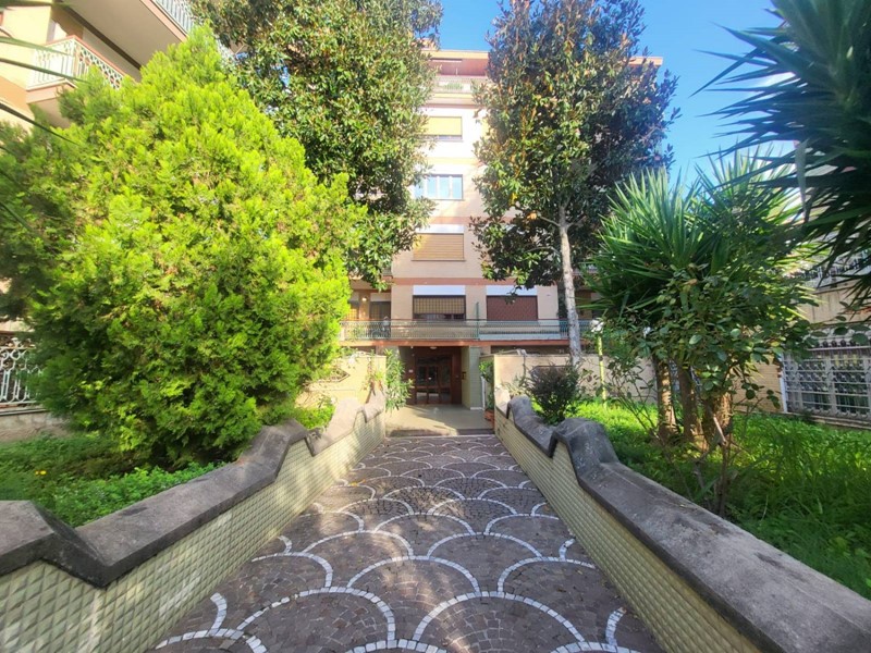 Ufficio in Vendita a Roma, zona Talenti, 389'000€, 306 m²