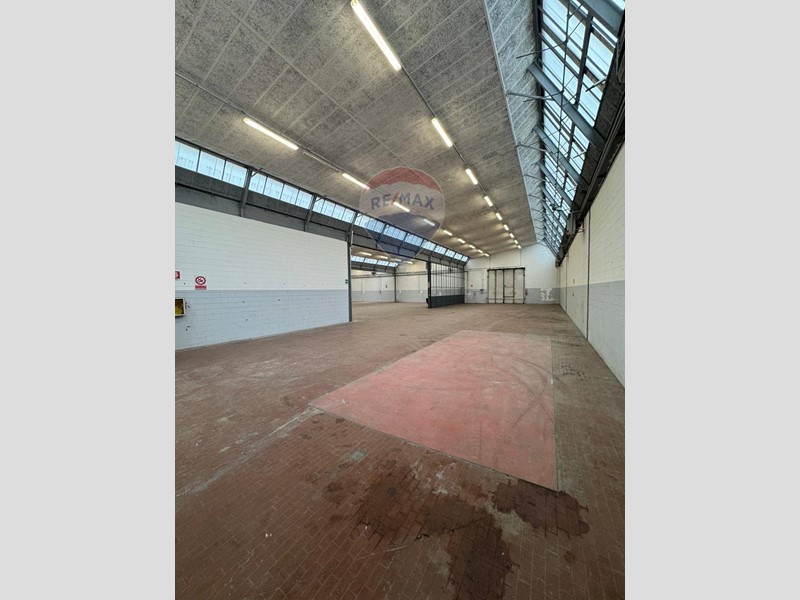 Capannone in Affitto a Parabiago, zona San Lorenzo, 5'000€, 1400 m²