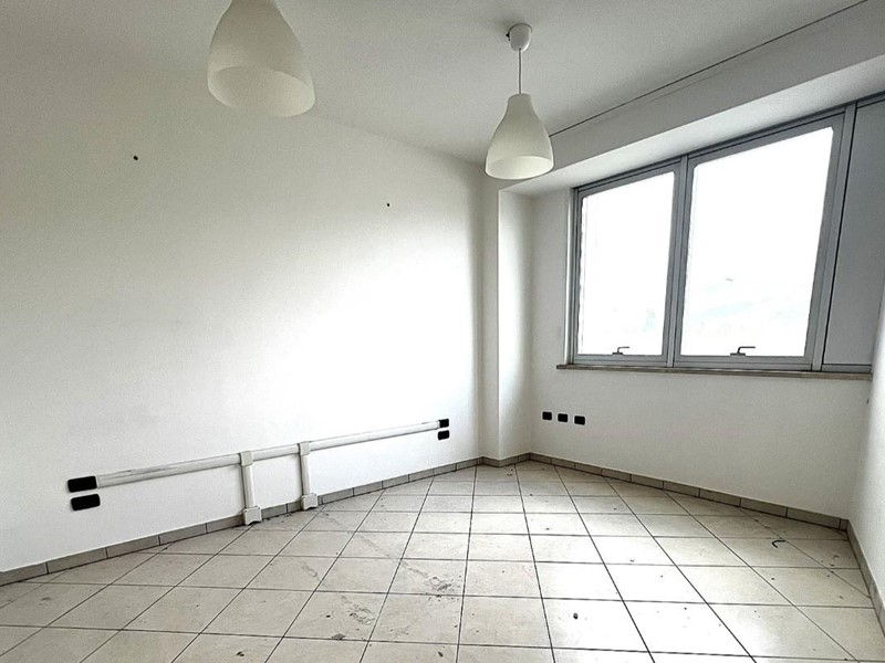 Ufficio in Affitto a Cascina, 650€, 65 m²