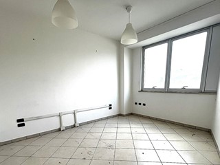 Ufficio in Affitto a Cascina, 650€, 65 m²