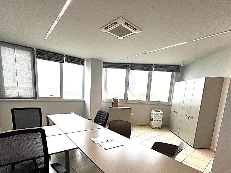 Ufficio in Affitto a Cascina, 1'300€, 127 m²