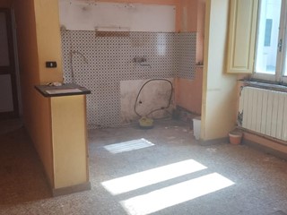Casa Indipendente in Vendita a Cascina, zona Latignano, 69'000€, 120 m²