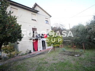 Villa bifamiliare in Vendita a Borgo a Mozzano, zona Valdottavo, 90'000&euro;, 150 m²