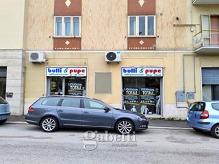 Negozio in Affitto a Campobasso, 800€, 105 m²