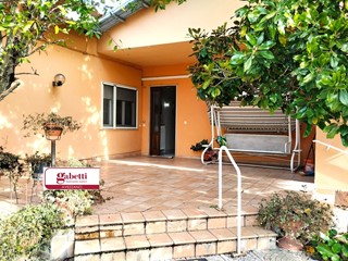 Casa Indipendente in Vendita a Avezzano, 155'000€, 180 m², arredato