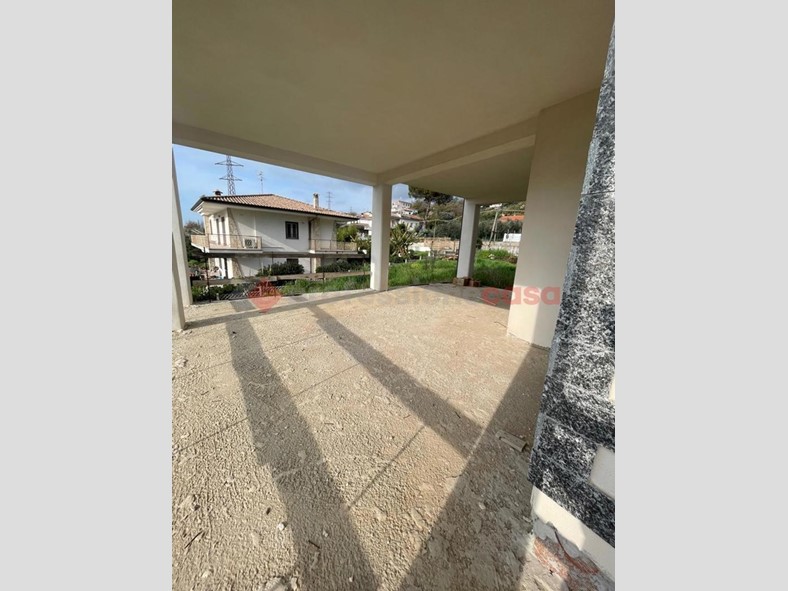 Villa in Vendita a Minturno, 420'000€, 600 m²