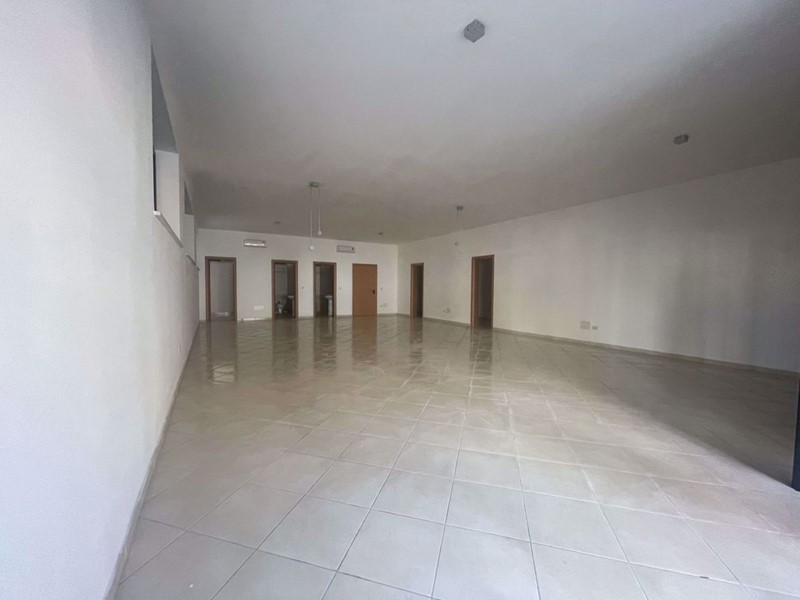 Negozio in Affitto a Pulsano, 900€, 115 m²