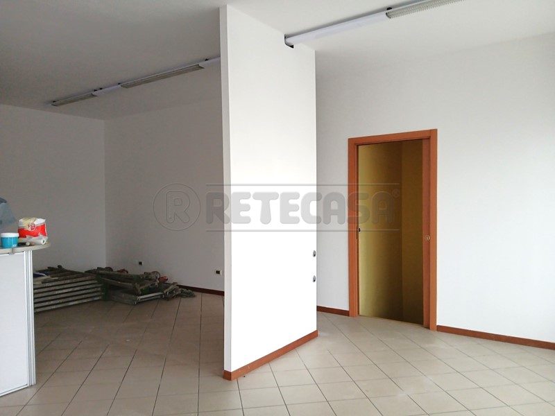 Immobile commerciale in Affitto a Nanto, 800€, 84 m²