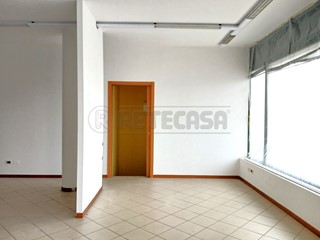 Immobile commerciale in Affitto a Nanto, 800€, 84 m²