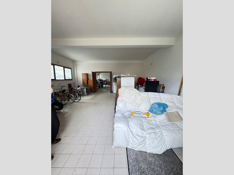 Capannone in Vendita a Camaiore, zona Lido Di Camaiore, 238'000&euro;, 135 m²