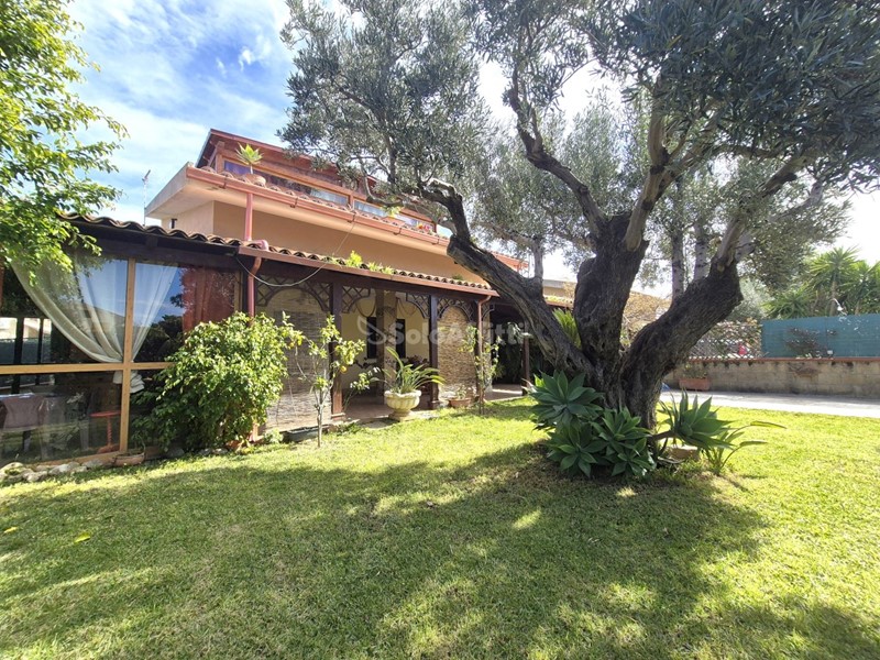Villa in Affitto a Borgia, 1'700€, 80 m², arredato