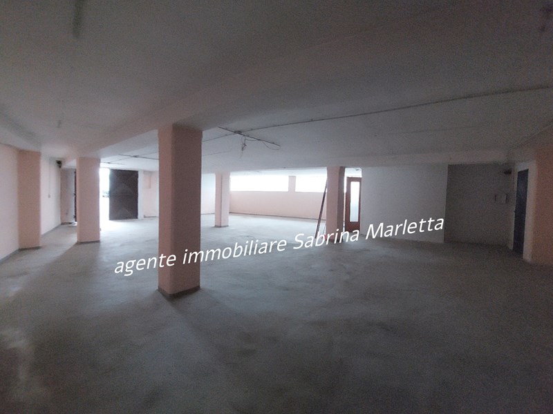 Magazzino in Affitto a Bruino, 500€, 180 m²