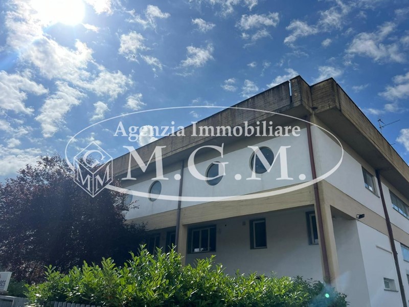 Capannone in Vendita a Empoli, 495'000€, 900 m²
