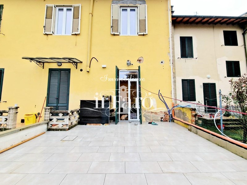 Casa Indipendente in Vendita a Campi Bisenzio, zona La Villa, 470'000€, 200 m²