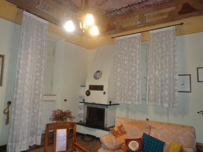 Villa in Vendita a Lucca, zona Montuolo, 310'000€, 400 m²