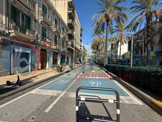 Negozio in Affitto a Messina, 5'000€, 80 m²