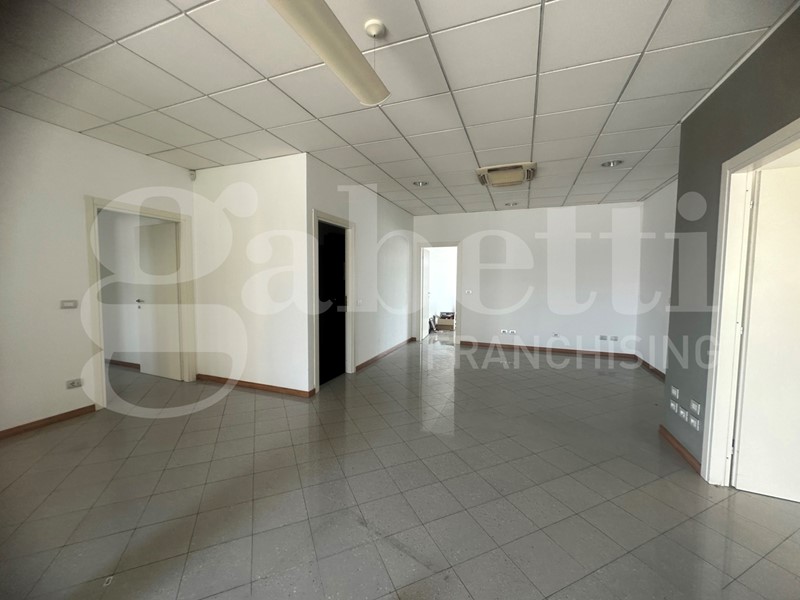 Ufficio in Vendita a Erba, 300'000&euro;, 320 m²