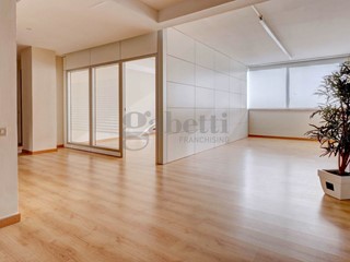 Ufficio in Vendita a Vignola, 198'000€, 158 m²