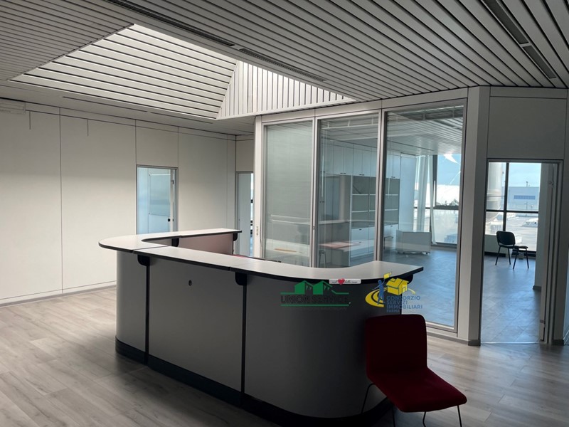 Capannone in Vendita a Parma, 2'000'000€, 3300 m²