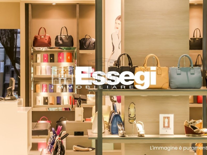 Immobile commerciale in Affitto a Lucca, zona Centro storico, 1'500€, 40 m²