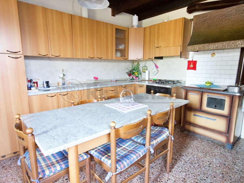 Casa Semi Indipendente in Vendita a Arzignano, 130'000€, 220 m²
