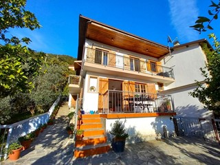 Casa Semi Indipendente in Vendita a Avegno, 235'000€, 132 m²