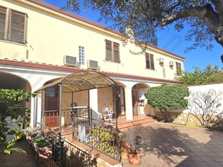 Villetta a schiera in Vendita a Quartu Sant'Elena, 450'000&euro;, 140 m², arredato