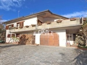 Villa in Vendita a Pelago, zona Paterno, 670'000€, 200 m², con Box