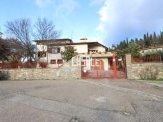 Villa in Vendita a Pelago, zona Paterno, 670'000€, 200 m², con Box