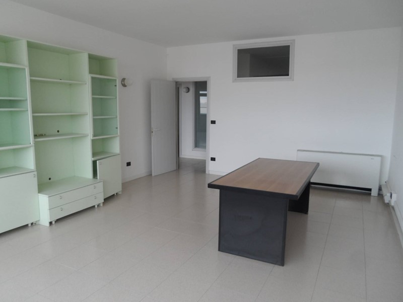 Ufficio in Affitto a San Benedetto del Tronto, zona Strada Statale 16, 650€, 160 m²