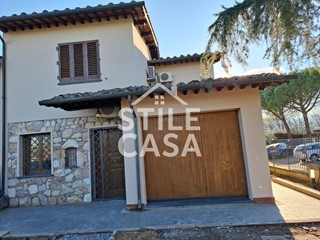 Villetta a schiera in Vendita a Altopascio, zona Badia Pozzeveri, 305'000€, 150 m², con Box