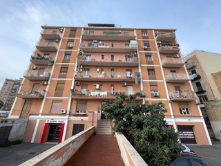 Appartamento in Vendita a Palermo, 120'000€, 170 m²