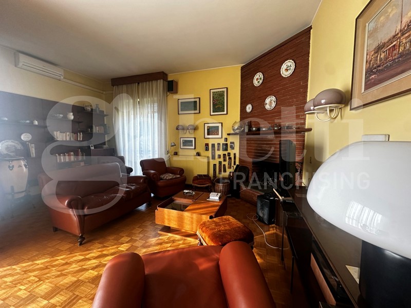 Villa in Vendita a Inverigo, 550'000€, 250 m²